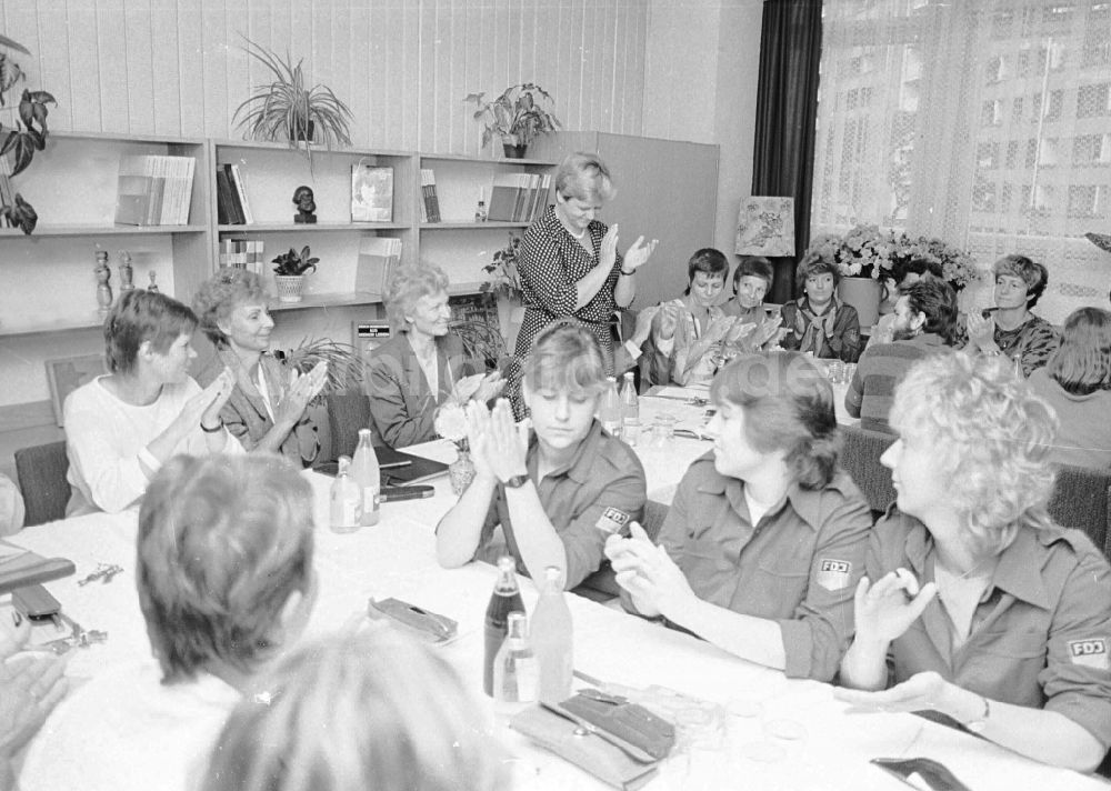Berlin: Margot Honecker in der Scholochow OS Oberschule in Berlin - Marzahn in der DDR