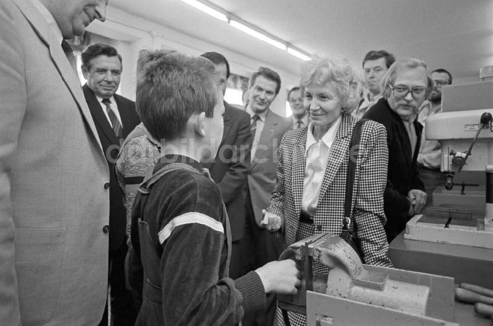 Karl-Marx-Stadt / Chemnitz: Margot Honecker mit Siegfried Lorenz beim Besuch des VEB WMK Fritz Heckert in Karl-Marx-Stadt