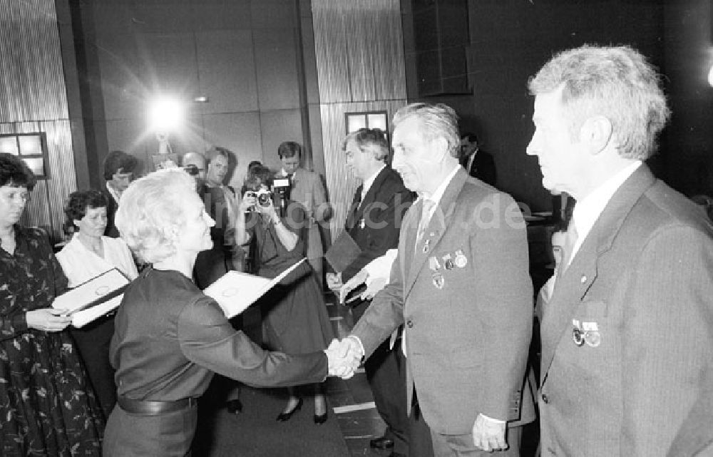 DDR-Fotoarchiv: Berlin Mitte - Margot Honecker überreicht Auszeichnung in Berlin