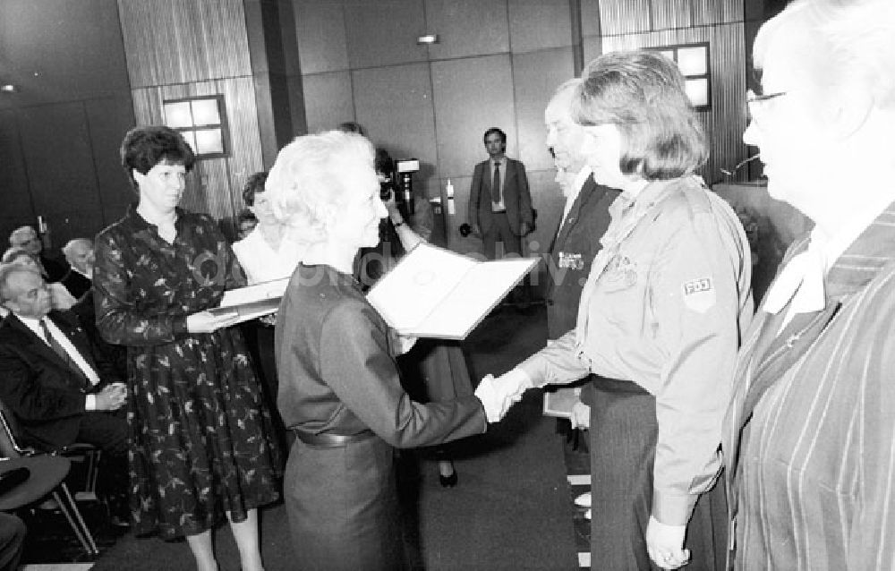 Berlin Mitte: Margot Honecker überreicht Auszeichnung in Berlin
