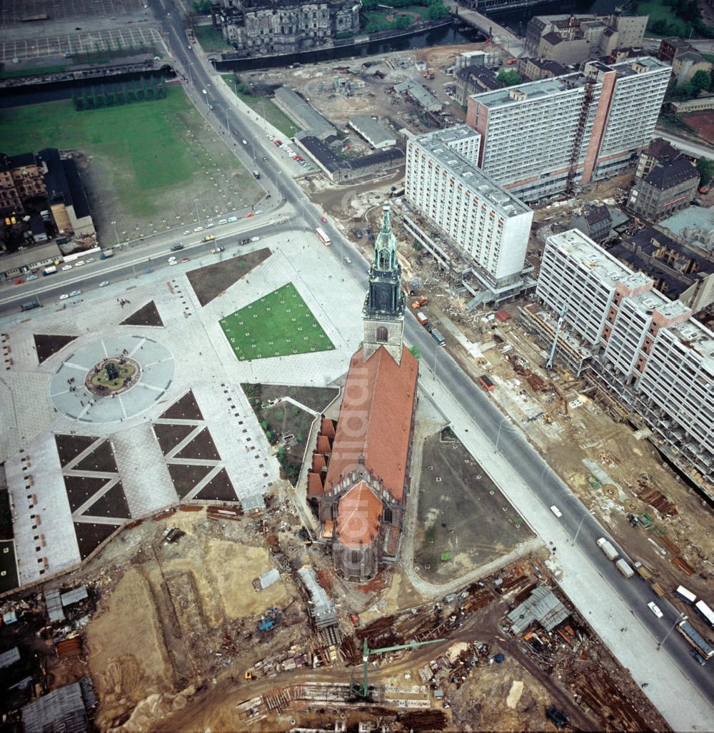 Berlin: Marienkirche am Fernsehturm Berlin-Mitte