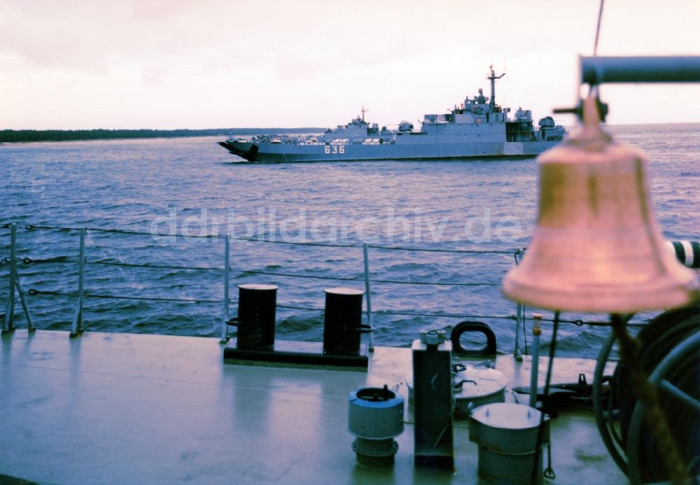 Peenemünde: Marineschiff - Landungsschiff der Volksmarine der DDR am Strand im Küstenbereich der Ostsee in Peenemünde im heutigen Bundesland Mecklenburg-Vorpommern