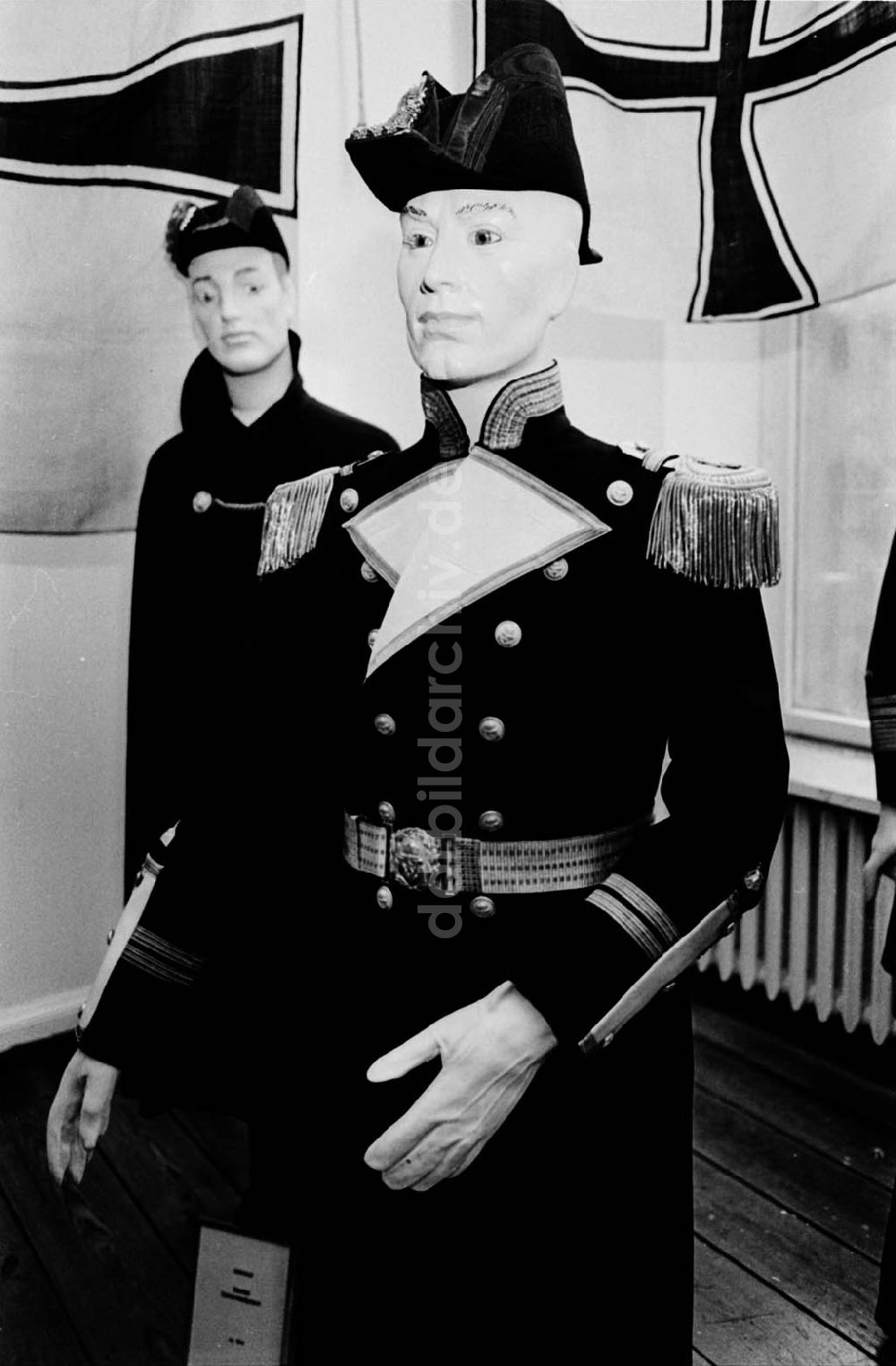 DDR-Bildarchiv: Rostock - Marineuniform-Ausstellung im Schiffahrtsmuseum Rostock Foto: Winkler Umschlagnummer: 1324