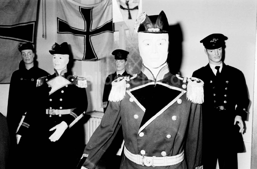 DDR-Fotoarchiv: Rostock - Marineuniform-Ausstellung im Schiffahrtsmuseum Rostock Foto: Winkler Umschlagnummer: 1324