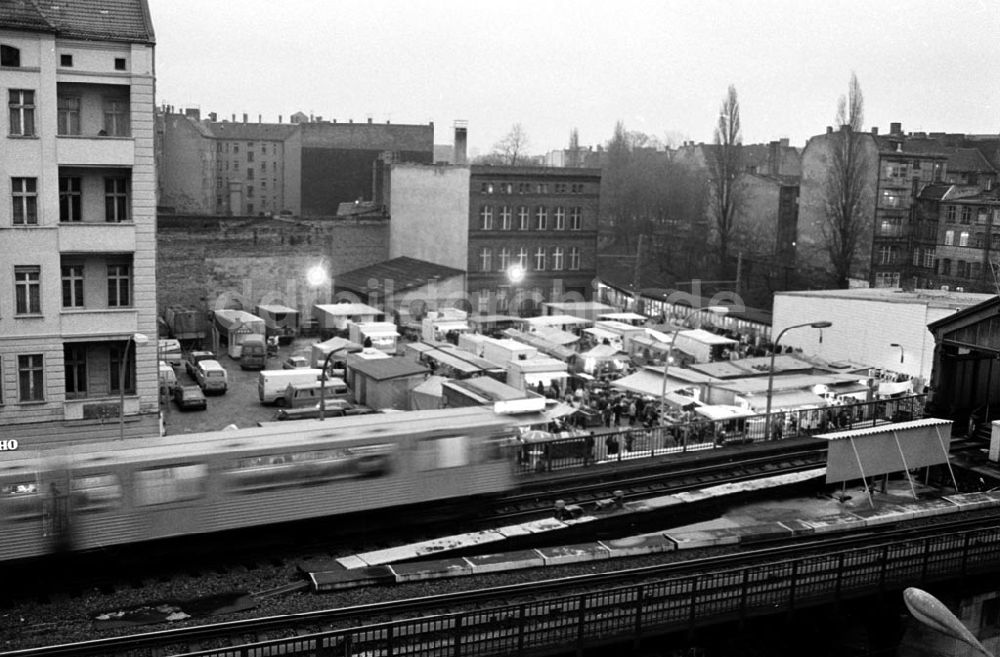 DDR-Bildarchiv: Berlin-Prenzlauer Berg - Markt auf Wohnungsbaustandort am Bhf. Schönhauser Allee 21.12.92 Foto: ND/Lange Umschlagnummer: 1246
