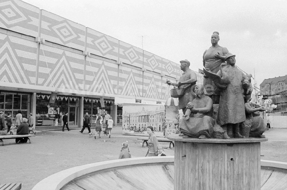 DDR-Fotoarchiv: Berlin - Markthallenbrunnen an der Berliner Markthalle am Alex in Berlin, der ehemaligen Hauptstadt der DDR, Deutsche Demokratische Republik