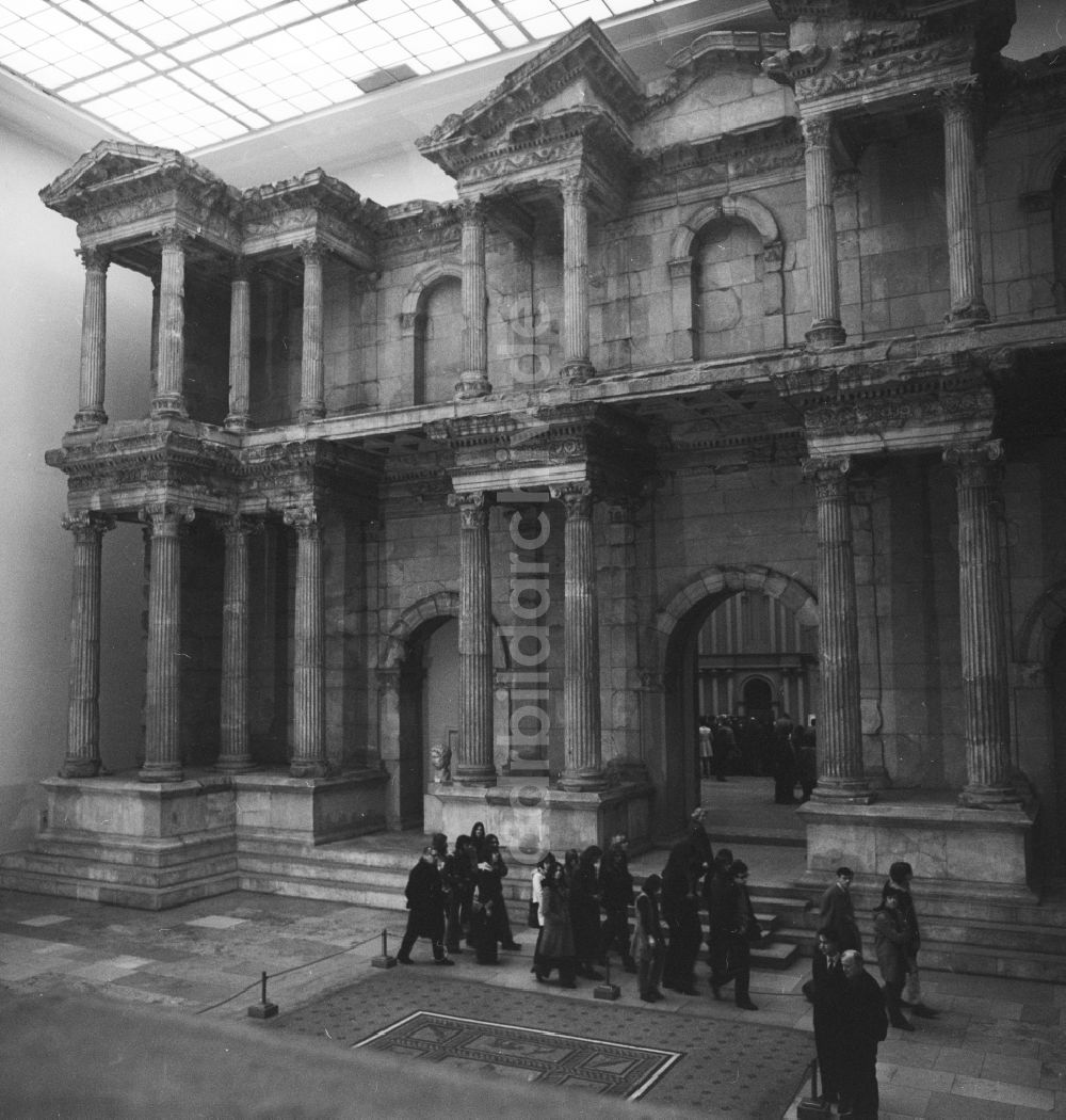 DDR-Fotoarchiv: Berlin - Markttor von Milet im Pergamonmuseum in Berlin, der ehemaligen Hauptstadt der DDR, Deutsche Demokratische Republik