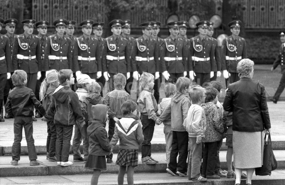 DDR-Bildarchiv: Berlin - Marschformation von Soldaten anläßlich einer Kranzniederlegung am Ehrenmal für die gefallenen sowjetischen Soldaten in Berlin auf dem Gebiet der ehemaligen DDR, Deutsche Demokratische Republik