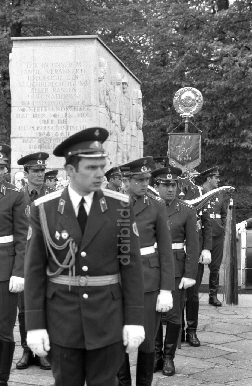 DDR-Fotoarchiv: Berlin - Marschformation von Soldaten anläßlich einer Kranzniederlegung am Ehrenmal für die gefallenen sowjetischen Soldaten in Berlin auf dem Gebiet der ehemaligen DDR, Deutsche Demokratische Republik