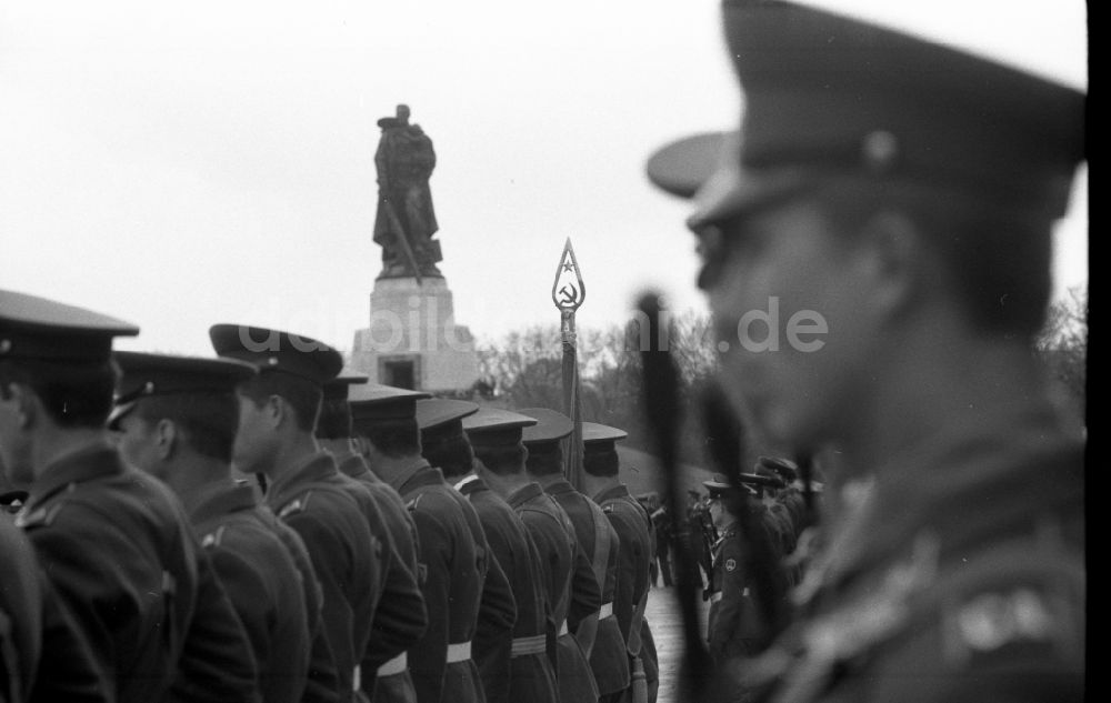 DDR-Fotoarchiv: Berlin - Marschformation von Soldaten anläßlich einer Kranzniederlegung am Ehrenmal für die gefallenen sowjetischen Soldaten in Berlin in der DDR