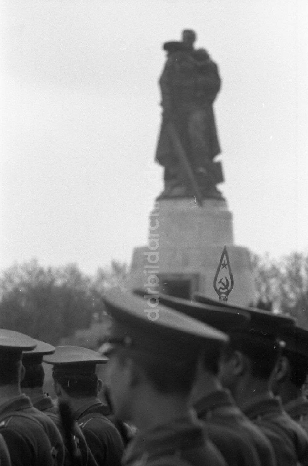 Berlin: Marschformation von Soldaten anläßlich einer Kranzniederlegung am Ehrenmal für die gefallenen sowjetischen Soldaten in Berlin in der DDR