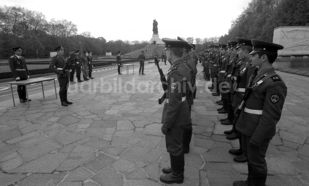 Berlin: Marschformation von Soldaten anläßlich einer Kranzniederlegung am Ehrenmal für die gefallenen sowjetischen Soldaten in Berlin in der DDR