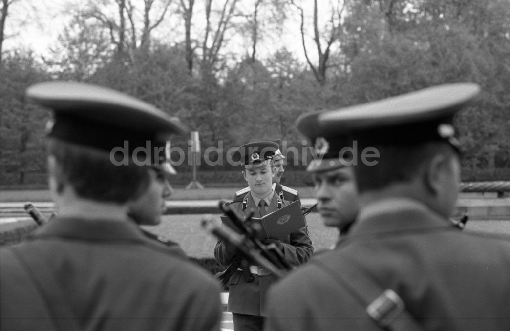 DDR-Bildarchiv: Berlin - Marschformation von Soldaten anläßlich einer Kranzniederlegung am Ehrenmal für die gefallenen sowjetischen Soldaten in Berlin in der DDR