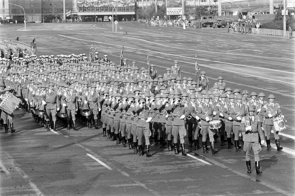 Berlin: Marschformation von Soldaten auf der Ehrenparade in der Karl-Marx-Allee im Ortsteil Mitte in Berlin, der ehemaligen Hauptstadt der DDR, Deutsche Demokratische Republik