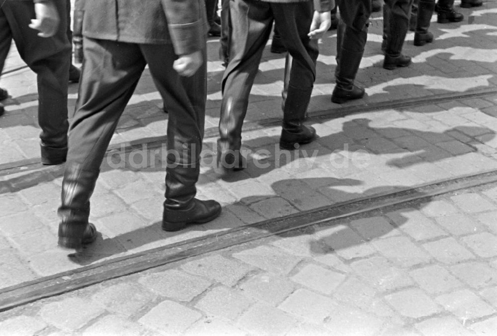 DDR-Bildarchiv: Halberstadt - Marschformation von Soldaten Grenzregiment 20 Martin Schwantes in Halberstadt in Sachsen-Anhalt in der DDR