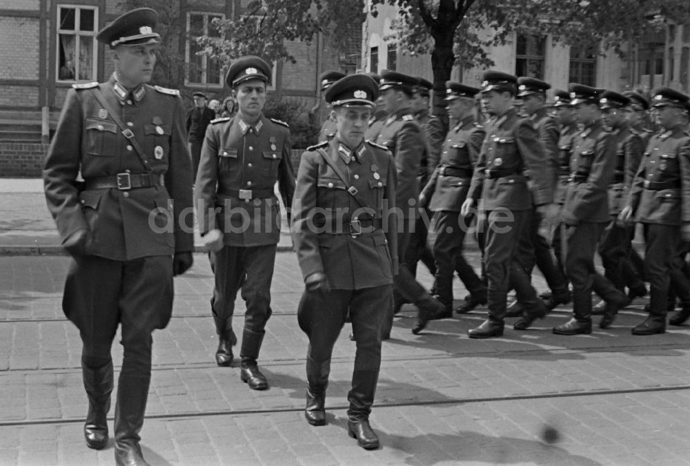 DDR-Fotoarchiv: Halberstadt - Marschformation von Soldaten Grenzregiment 20 Martin Schwantes in Halberstadt in Sachsen-Anhalt in der DDR