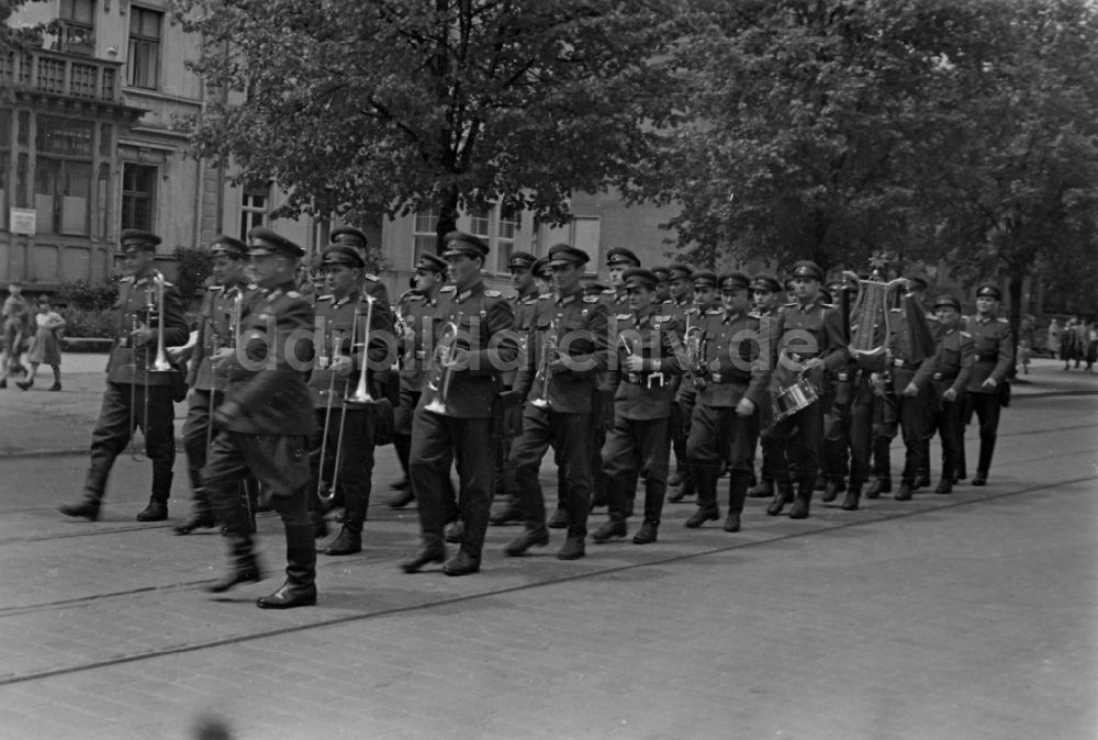 Halberstadt: Marschformation von Soldaten Grenzregiment 20 Martin Schwantes in Halberstadt in Sachsen-Anhalt in der DDR