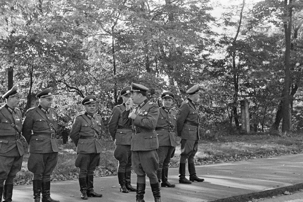 Dresden: Marschformation von Soldaten der NVA Nationale Volksarmee in Dresden in der DDR