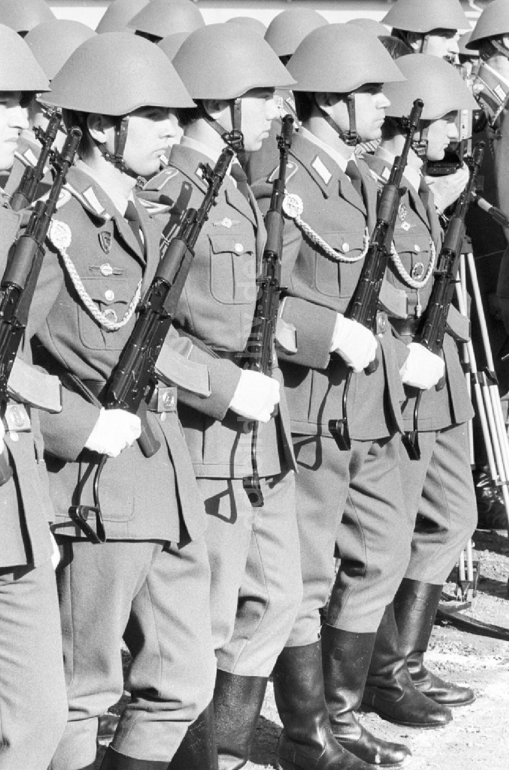 DDR-Bildarchiv: Goldberg - Marschformation von Soldaten des Panzerregiment 8 (PR-8) in Goldberg in Mecklenburg-Vorpommern in der DDR