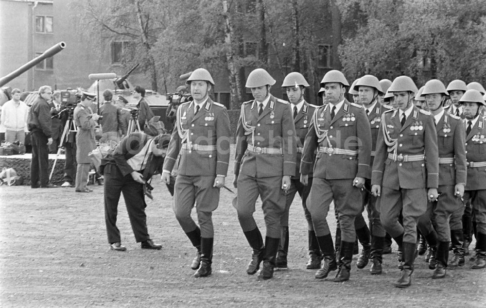 DDR-Bildarchiv: Goldberg - Marschformation von Soldaten des Panzerregiment 8 (PR-8) in Goldberg in Mecklenburg-Vorpommern in der DDR