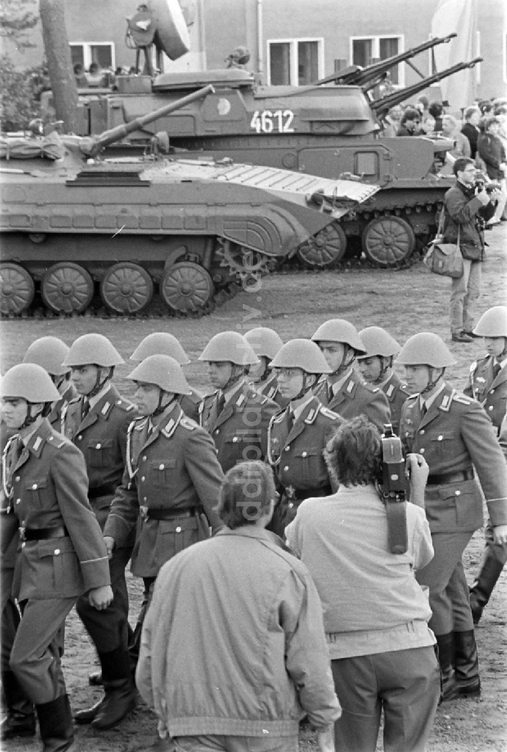 DDR-Fotoarchiv: Goldberg - Marschformation von Soldaten des Panzerregiment 8 (PR-8) in Goldberg in Mecklenburg-Vorpommern in der DDR