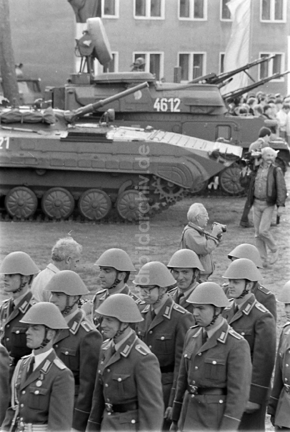 Goldberg: Marschformation von Soldaten des Panzerregiment 8 (PR-8) in Goldberg in Mecklenburg-Vorpommern in der DDR