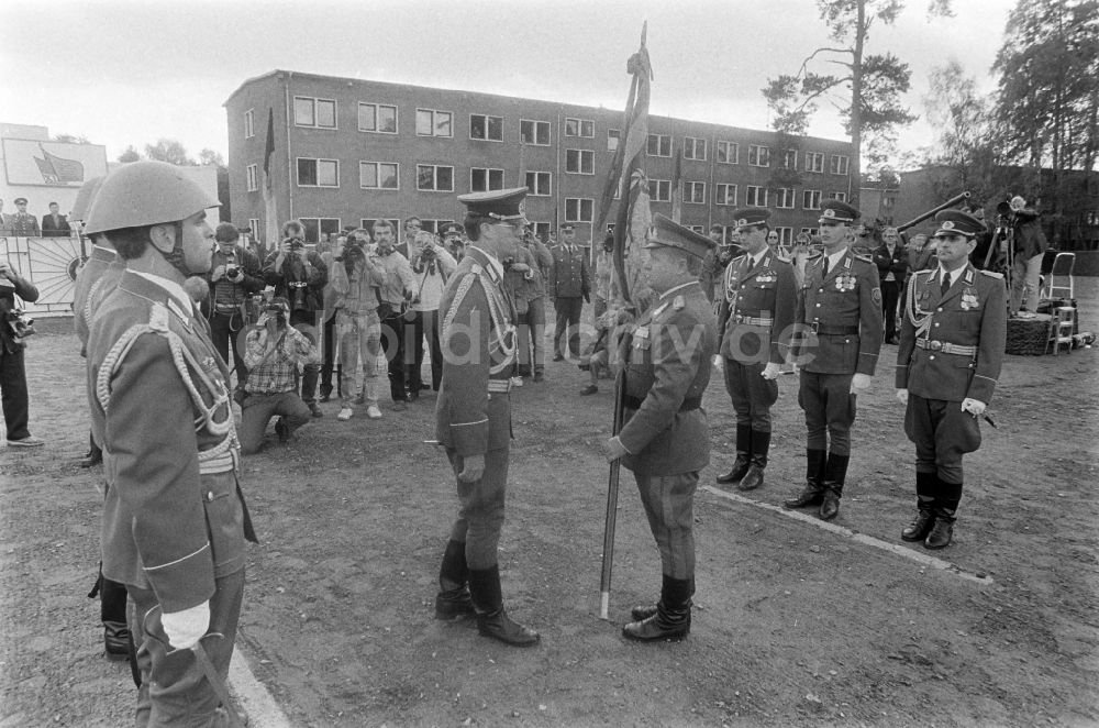 DDR-Fotoarchiv: Goldberg - Marschformation von Soldaten des Panzerregiment 8 (PR-8) in Goldberg in Mecklenburg-Vorpommern in der DDR