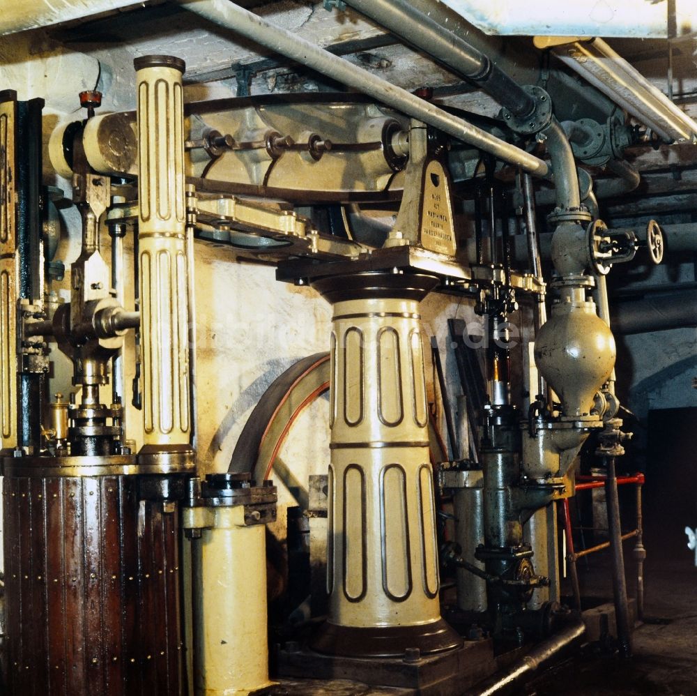 DDR-Bildarchiv: Oldisleben - Maschinenaurüstung Balancier- Dampfmaschinen- Pumpe der Zuckerfabrik in Oldisleben in Thüringen in der DDR
