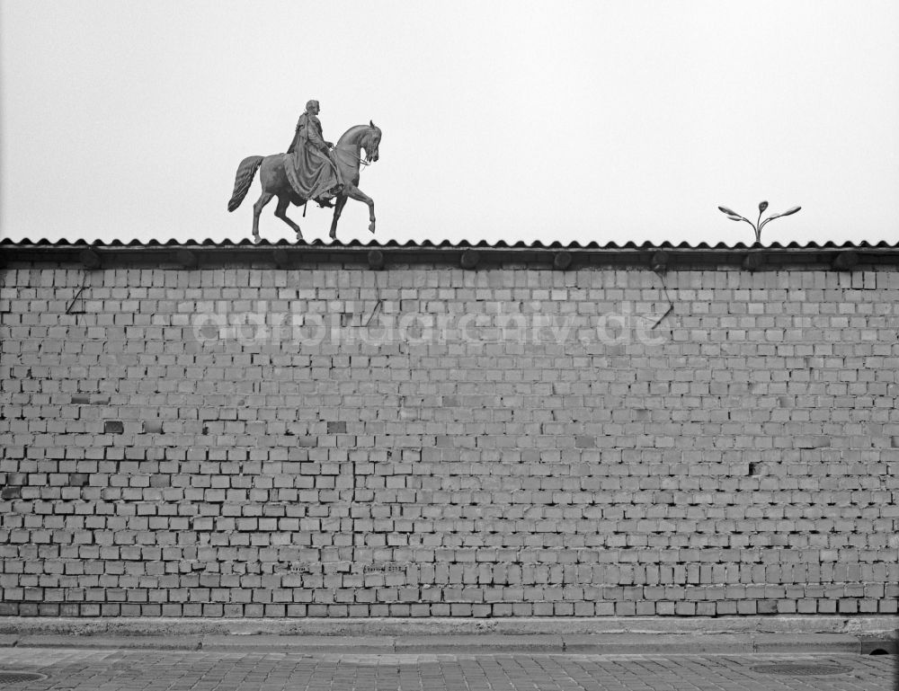 Dresden: Mauer - Bauwerk einer Baracke vor dem Reiterstandbild König Johann von Sachsen in Dresden in der DDR