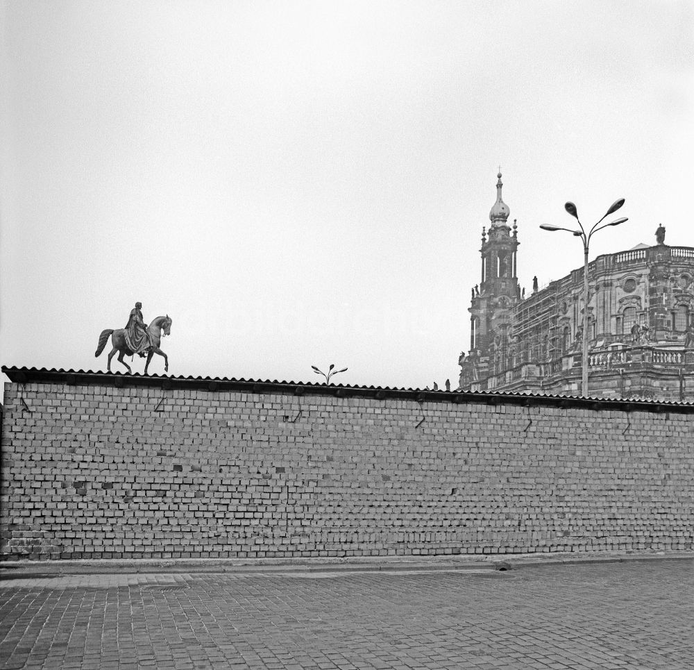 Dresden: Mauer - Bauwerk einer Baracke vor dem Reiterstandbild König Johann von Sachsen in Dresden in der DDR