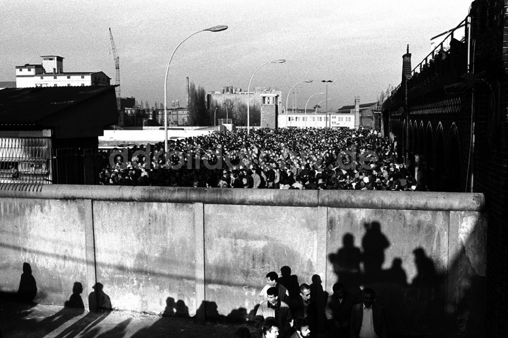 Berlin: Mauerfall am Grenzübergang Oberbaumbrücke in Berlin, der ehemaligen Hauptstadt der DDR, Deutsche Demokratische Republik