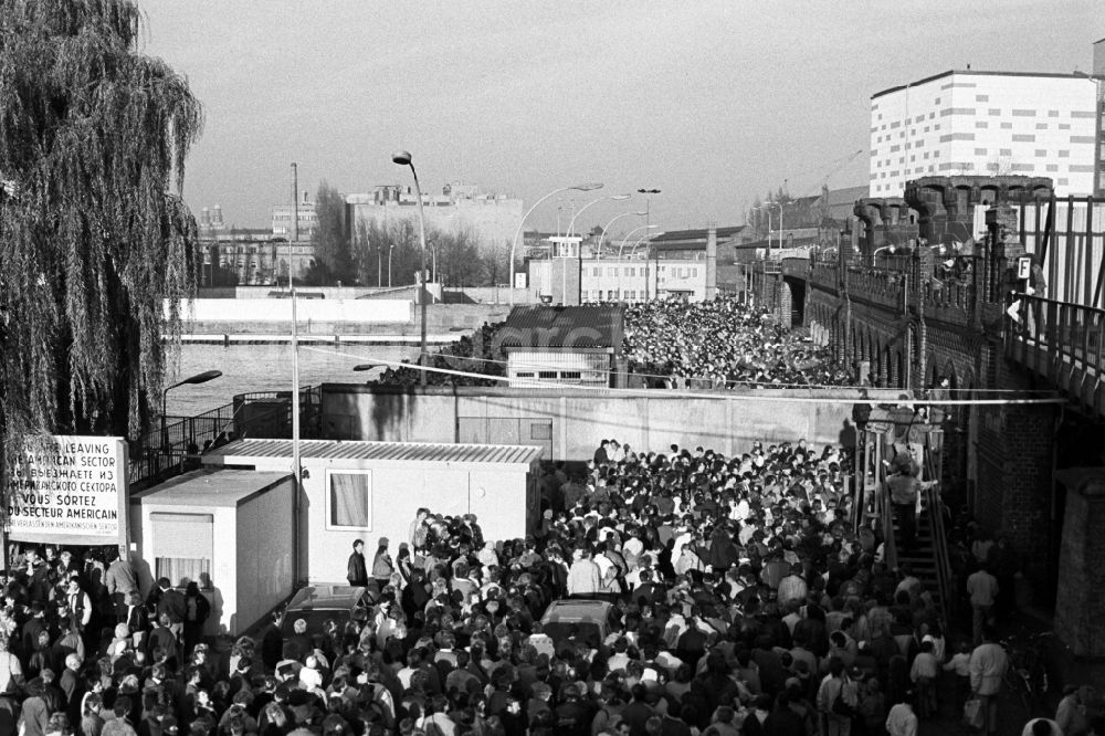 DDR-Bildarchiv: Berlin - Mauerfall am Grenzübergang Oberbaumbrücke in Berlin, der ehemaligen Hauptstadt der DDR, Deutsche Demokratische Republik
