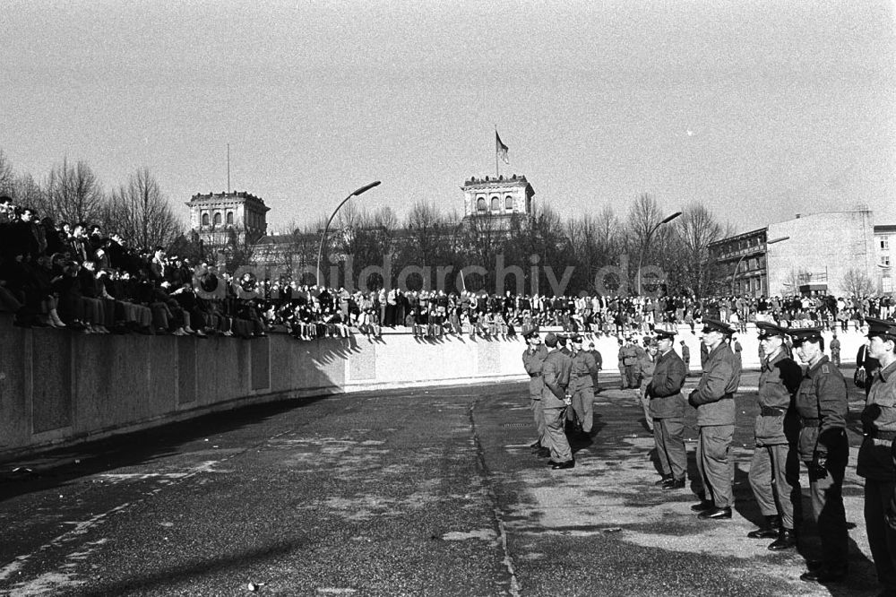 Berlin: Mauerfall / Menschenmassen auf der Mauer am Brandenburger Tor