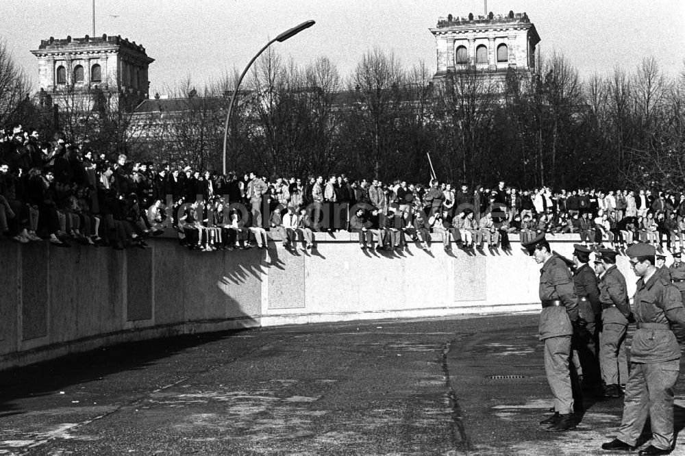 DDR-Bildarchiv: Berlin - Mauerfall / Menschenmassen auf der Mauer am Brandenburger Tor