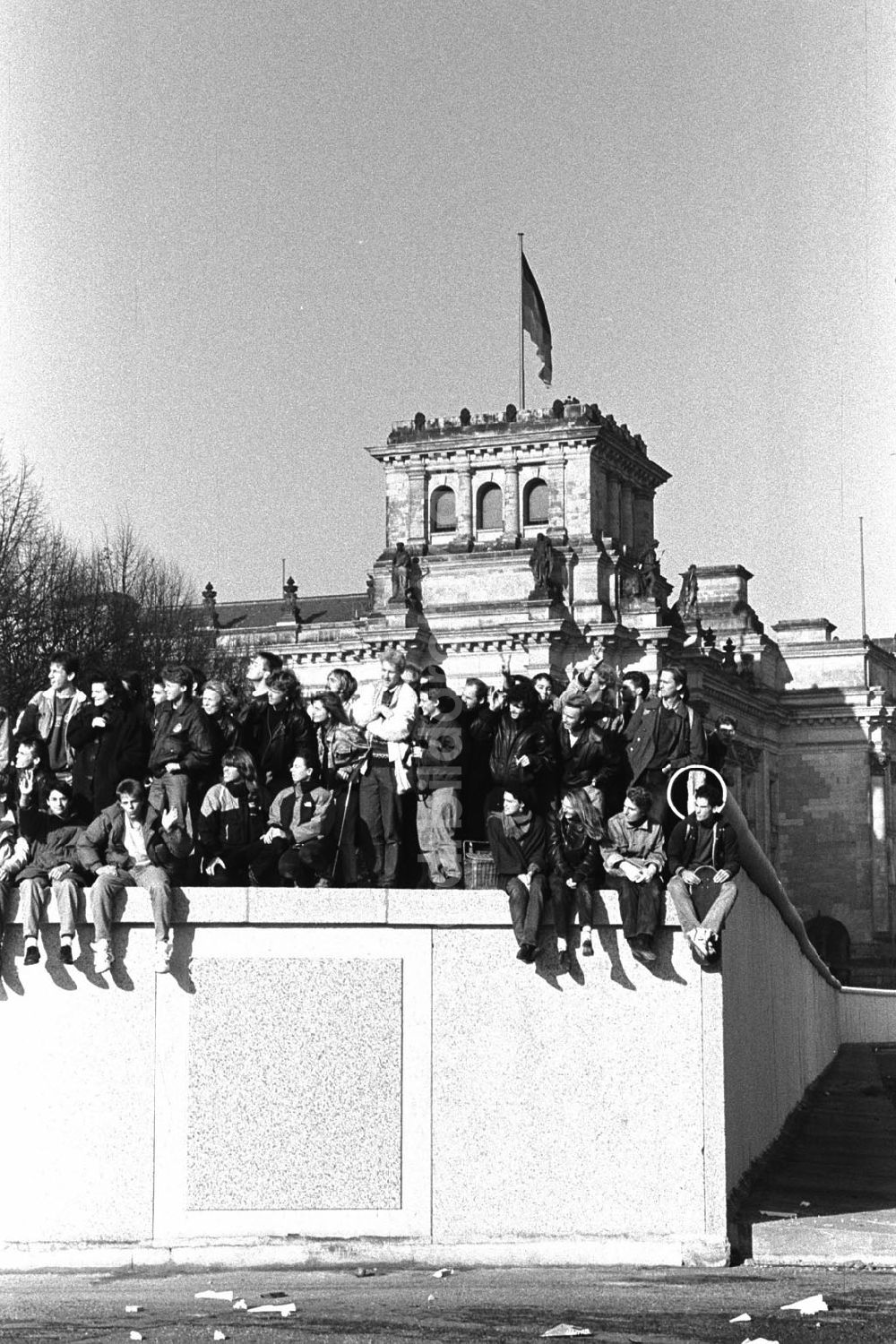 DDR-Fotoarchiv: Berlin - Mauerfall / Menschenmassen auf der Mauer am Brandenburger Tor