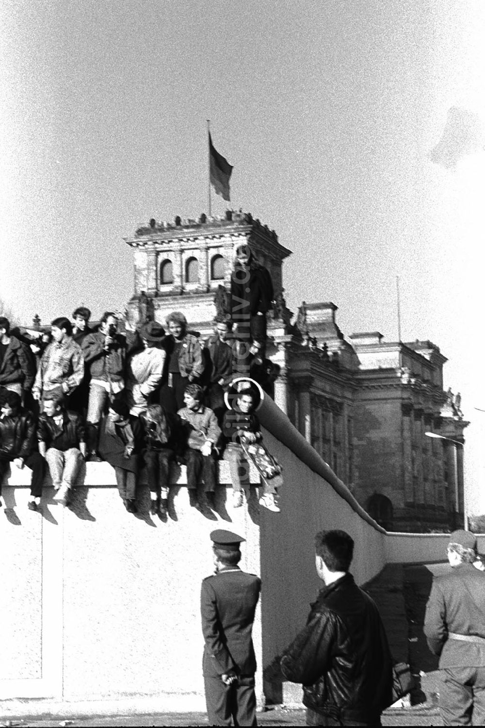 DDR-Bildarchiv: Berlin - Mauerfall / Menschenmassen auf der Mauer am Brandenburger Tor