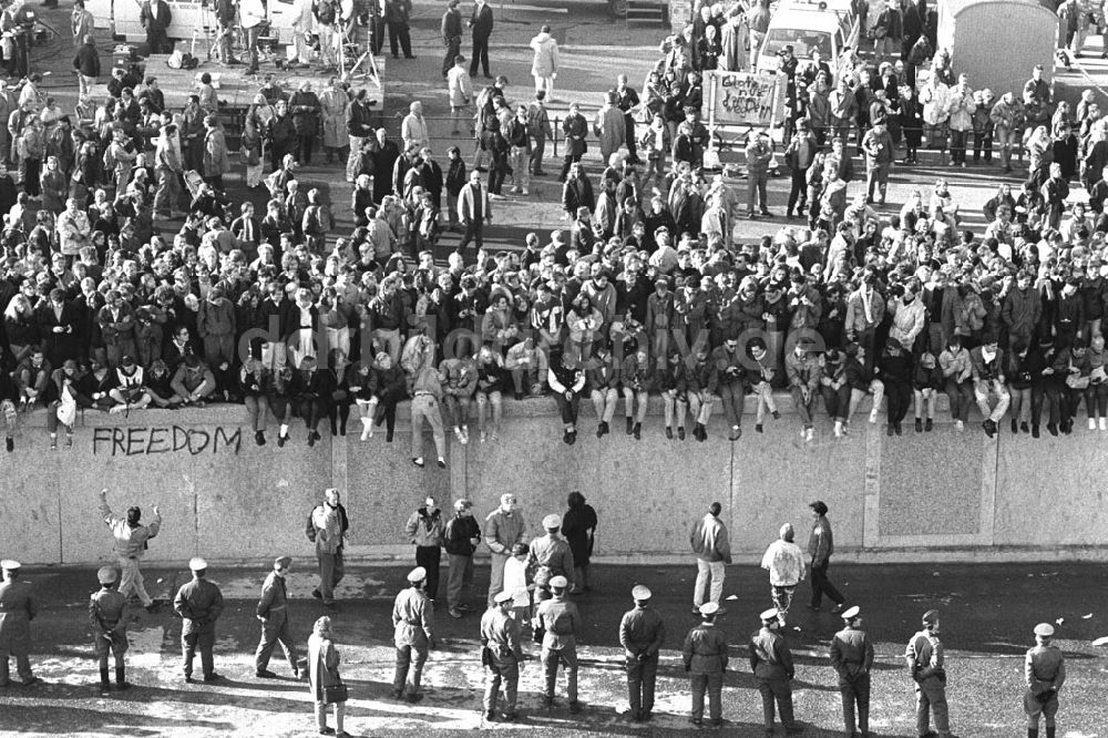 DDR-Fotoarchiv: Berlin - Mauerfall / Menschenmassen auf der Mauer am Brandenburger Tor
