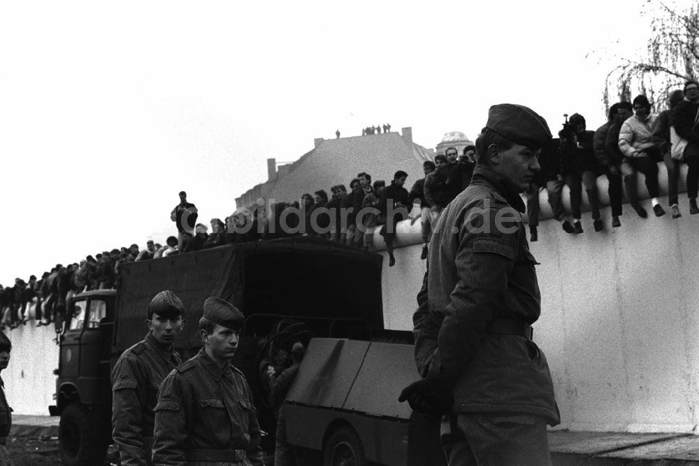 DDR-Fotoarchiv: Berlin - Mauerfall / Menschenmassen auf der Mauer am Potsdamer Platz