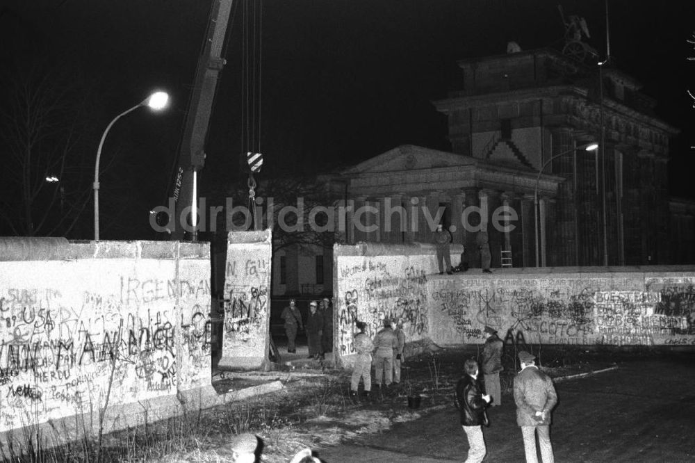 Berlin- Mitte: Maueröffnung am Brandenburger Tor in Berlin