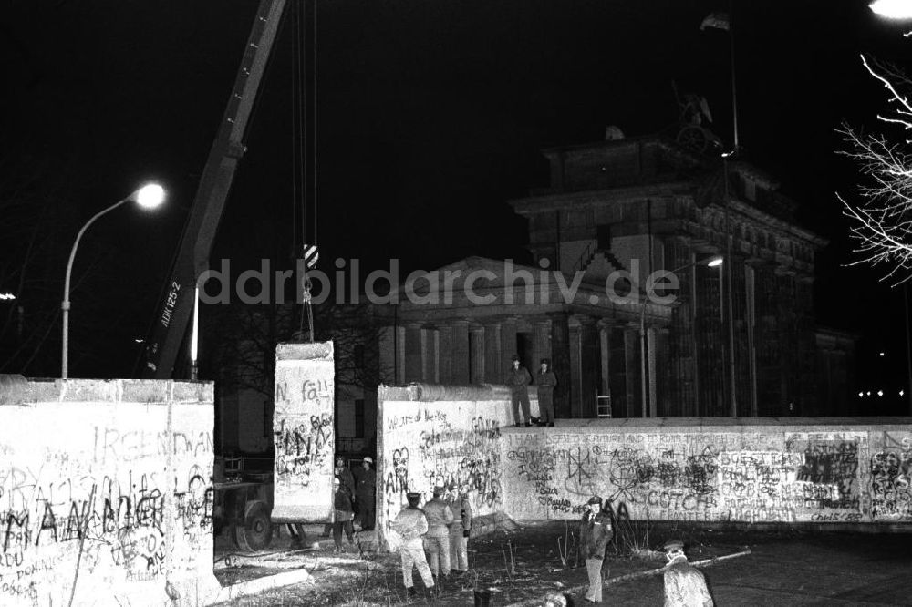 DDR-Bildarchiv: Berlin- Mitte - Maueröffnung am Brandenburger Tor in Berlin