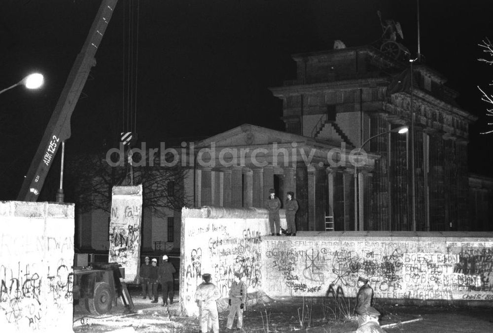 DDR-Fotoarchiv: Berlin- Mitte - Maueröffnung am Brandenburger Tor in Berlin