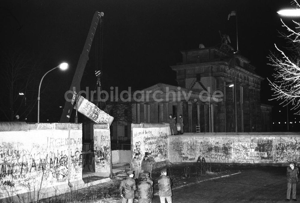 DDR-Bildarchiv: Berlin- Mitte - Maueröffnung am Brandenburger Tor in Berlin