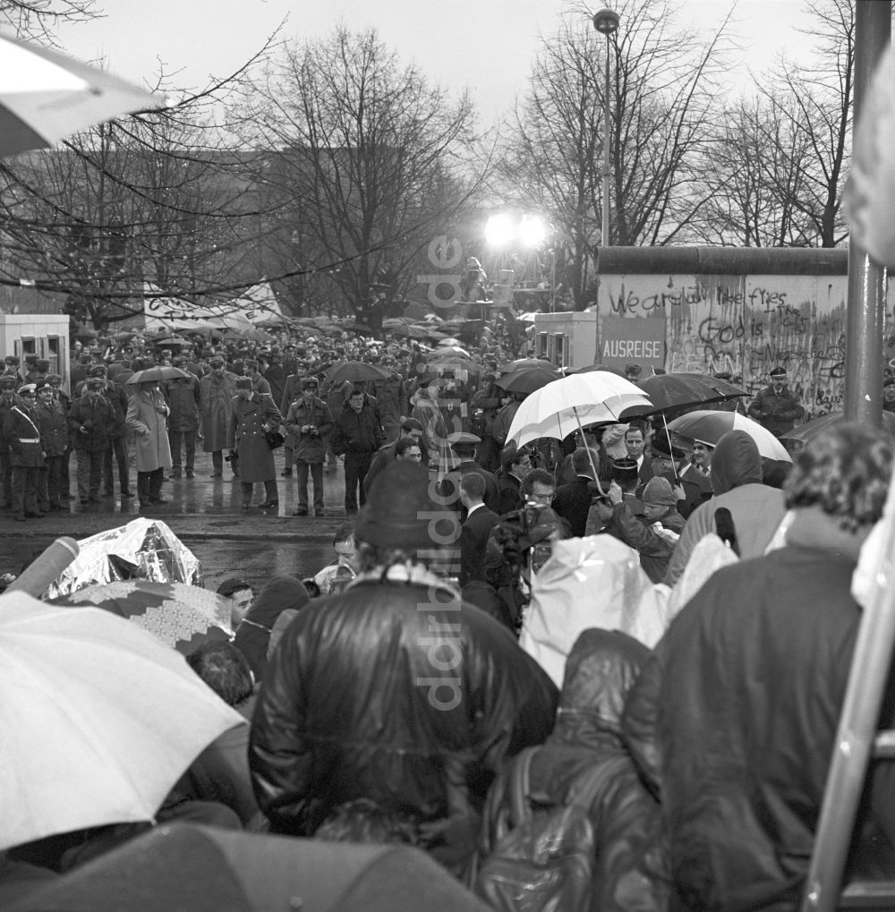 DDR-Bildarchiv: Berlin - Maueröffnung am Brandenburger Tor in Berlin 1989