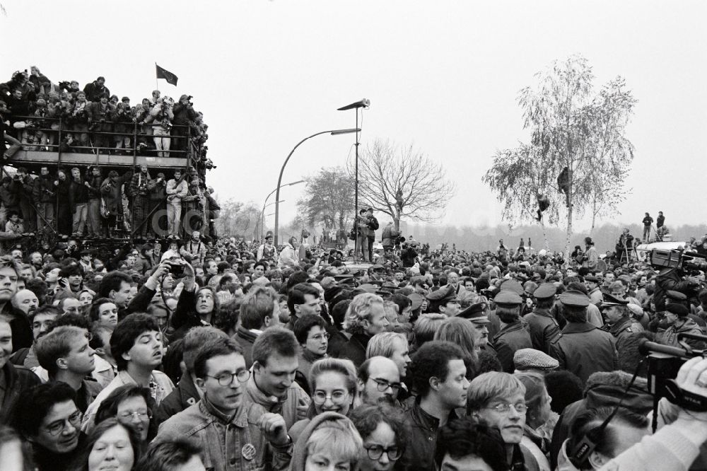 DDR-Fotoarchiv: Berlin - Maueröffnung an der innerdeutschen Grenze am Verlauf Potsdamer Platz in Berlin, der ehemaligen Hauptstadt der DDR, Deutsche Demokratische Republik