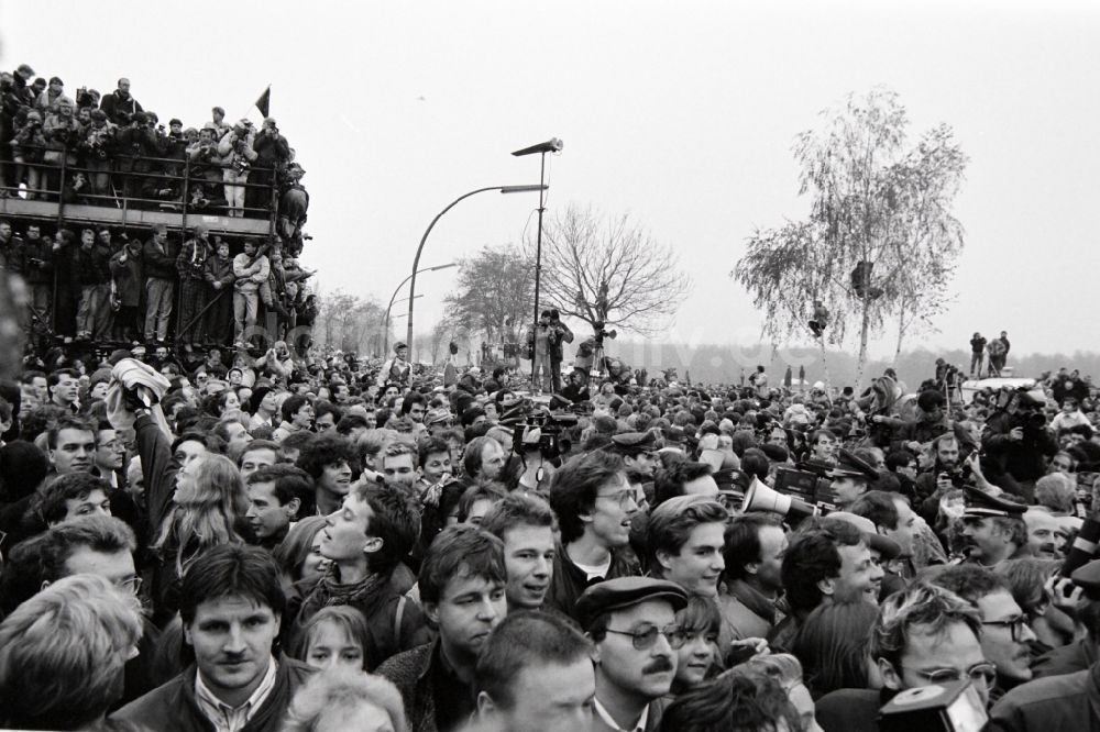 Berlin: Maueröffnung an der innerdeutschen Grenze am Verlauf Potsdamer Platz in Berlin, der ehemaligen Hauptstadt der DDR, Deutsche Demokratische Republik