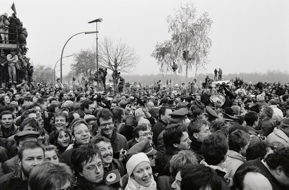 DDR-Fotoarchiv: Berlin - Maueröffnung an der innerdeutschen Grenze am Verlauf Potsdamer Platz in Berlin, der ehemaligen Hauptstadt der DDR, Deutsche Demokratische Republik