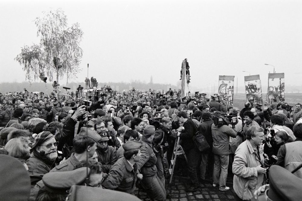 Berlin: Maueröffnung an der innerdeutschen Grenze am Verlauf Potsdamer Platz in Berlin, der ehemaligen Hauptstadt der DDR, Deutsche Demokratische Republik