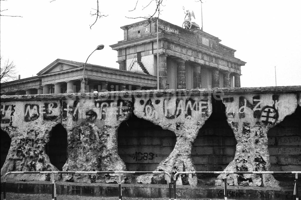 Berlin-MitteBerlin-Tiergarten: Mauerreste vor dem Brandenburger Tor