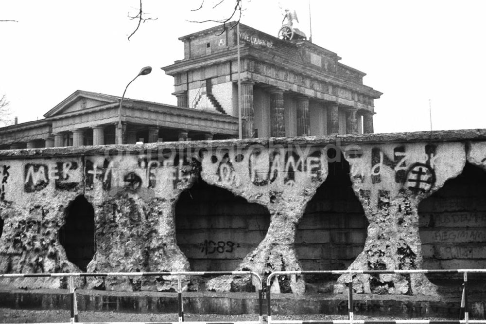 DDR-Bildarchiv: Berlin-MitteBerlin-Tiergarten - Mauerreste vor dem Brandenburger Tor