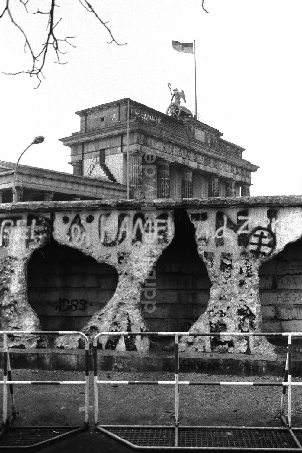 DDR-Fotoarchiv: Berlin-MitteBerlin-Tiergarten - Mauerreste vor dem Brandenburger Tor